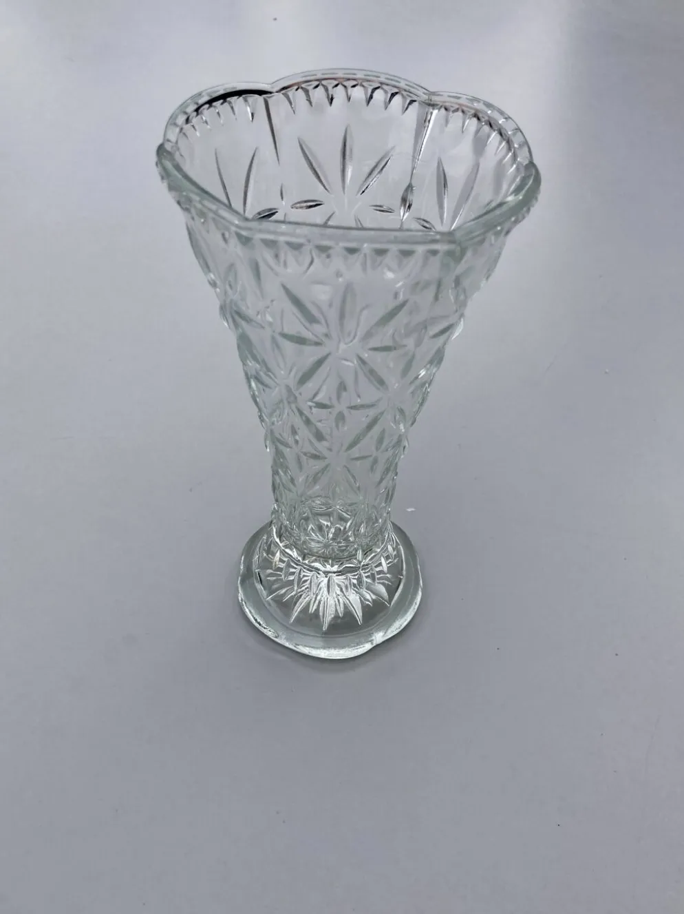 Vase en verre moulé vintage années 60-70, décor géométrique