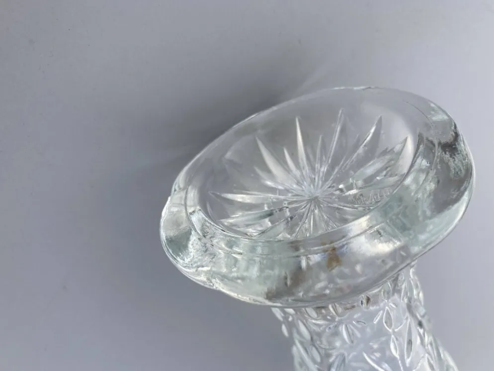 Vase en verre moulé vintage années 60-70, décor géométrique