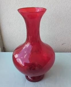 Vase en verre rouge