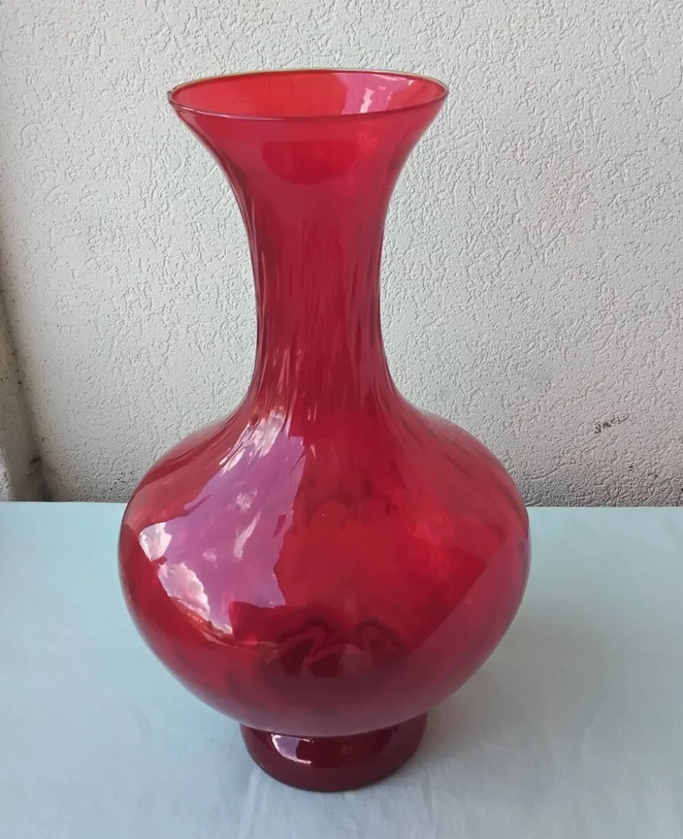 Vase en verre rouge