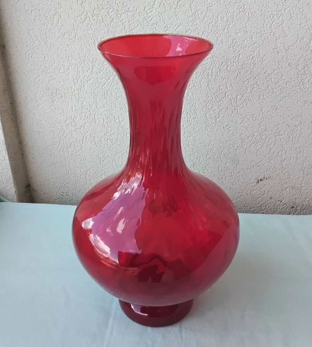 Vase en verre rouge