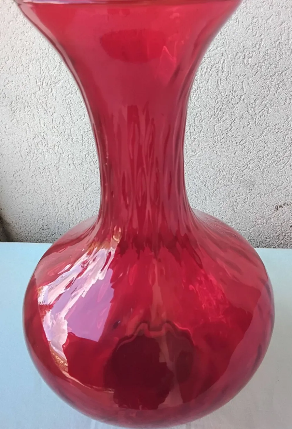 Vase en verre rouge