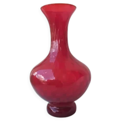 Vase en verre rouge