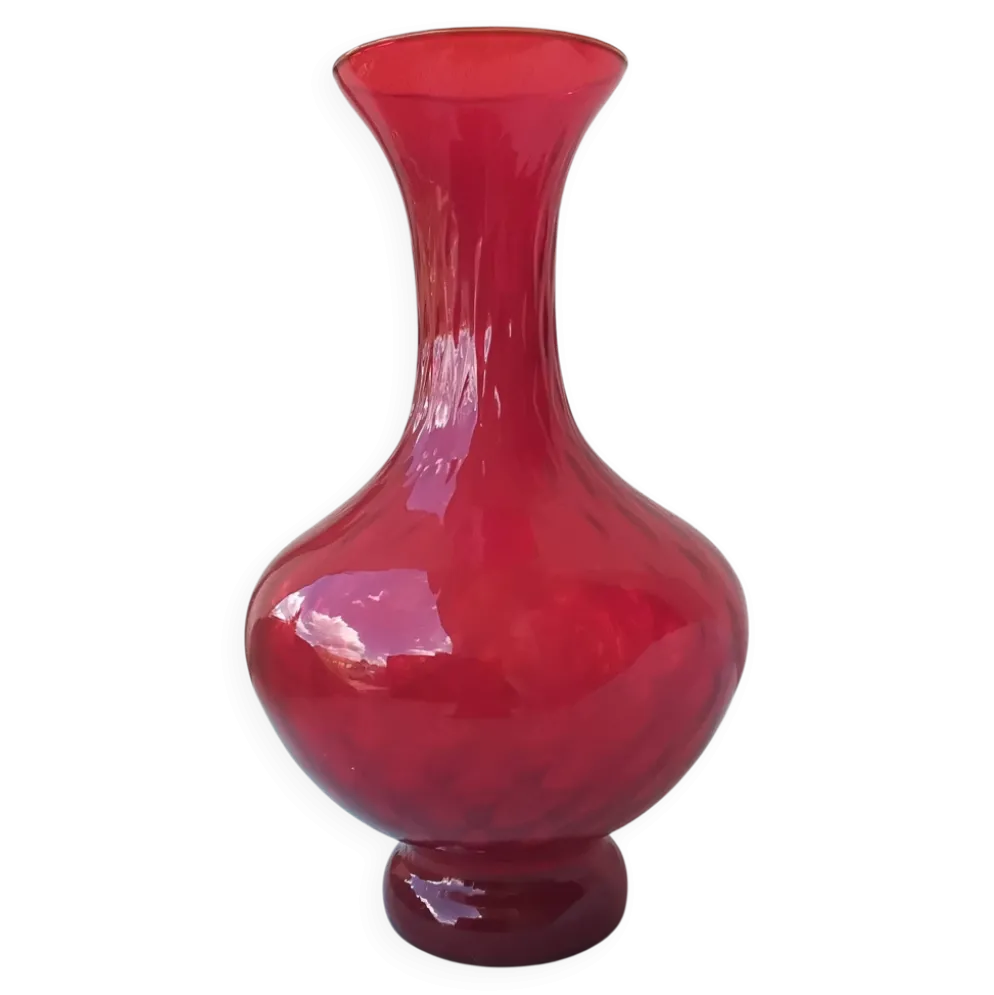 Vase en verre rouge