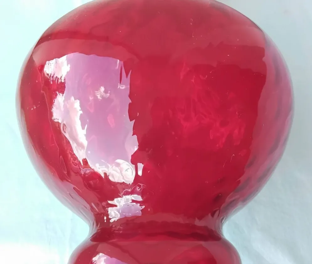 Vase en verre rouge