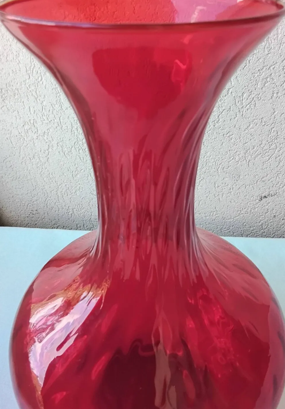 Vase en verre rouge