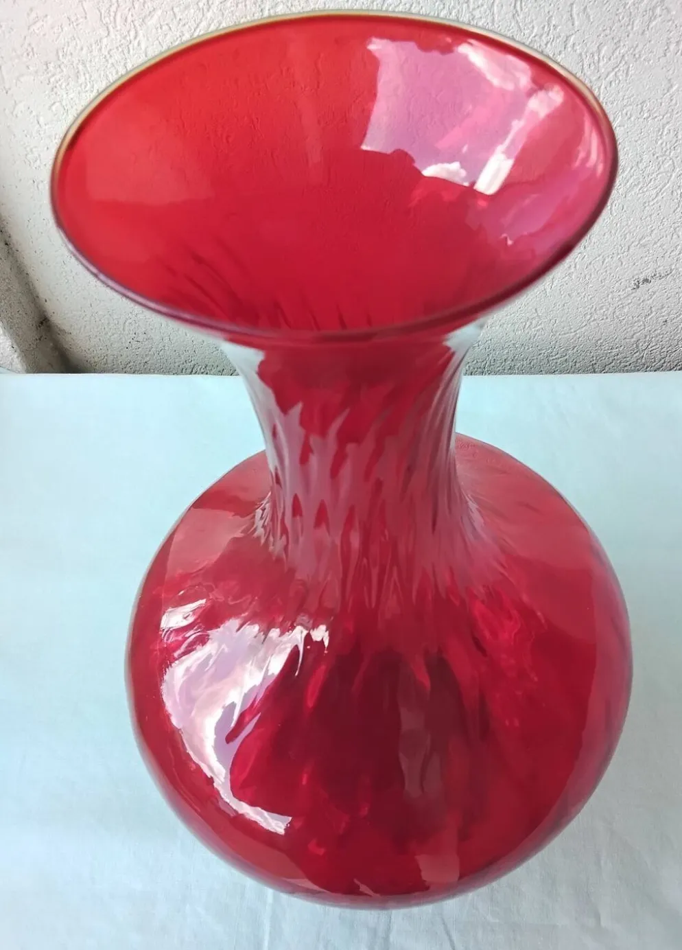 Vase en verre rouge