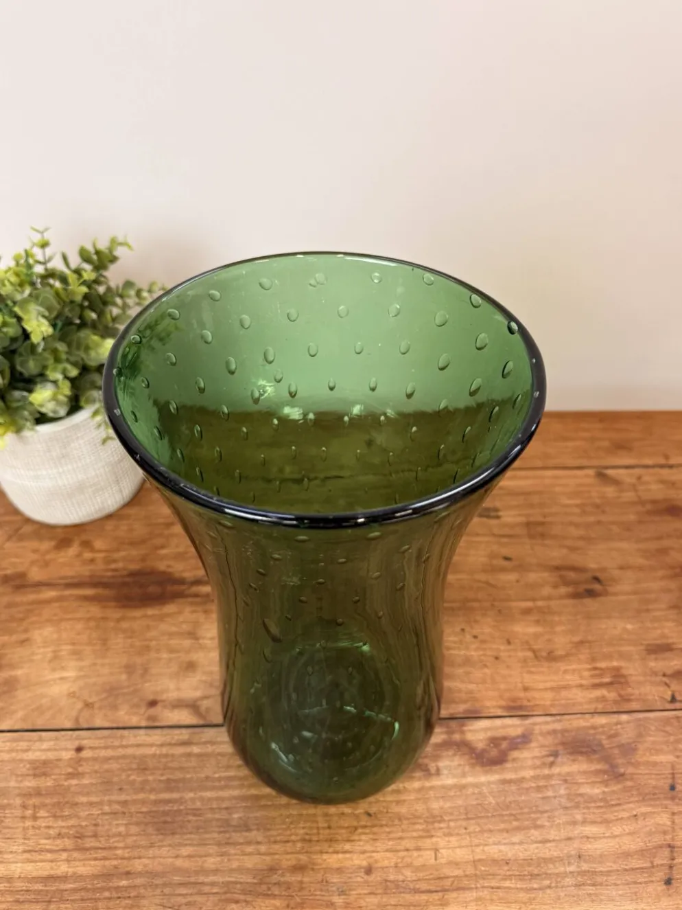 Vase en verre soufflé vert à décor de bulles