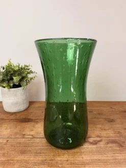 Vase en verre soufflé vert à décor de bulles