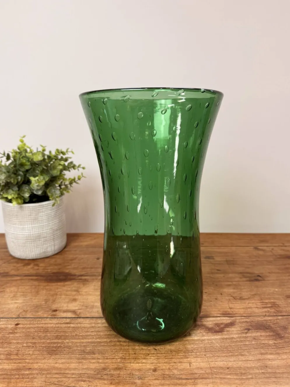 Vase en verre soufflé vert à décor de bulles