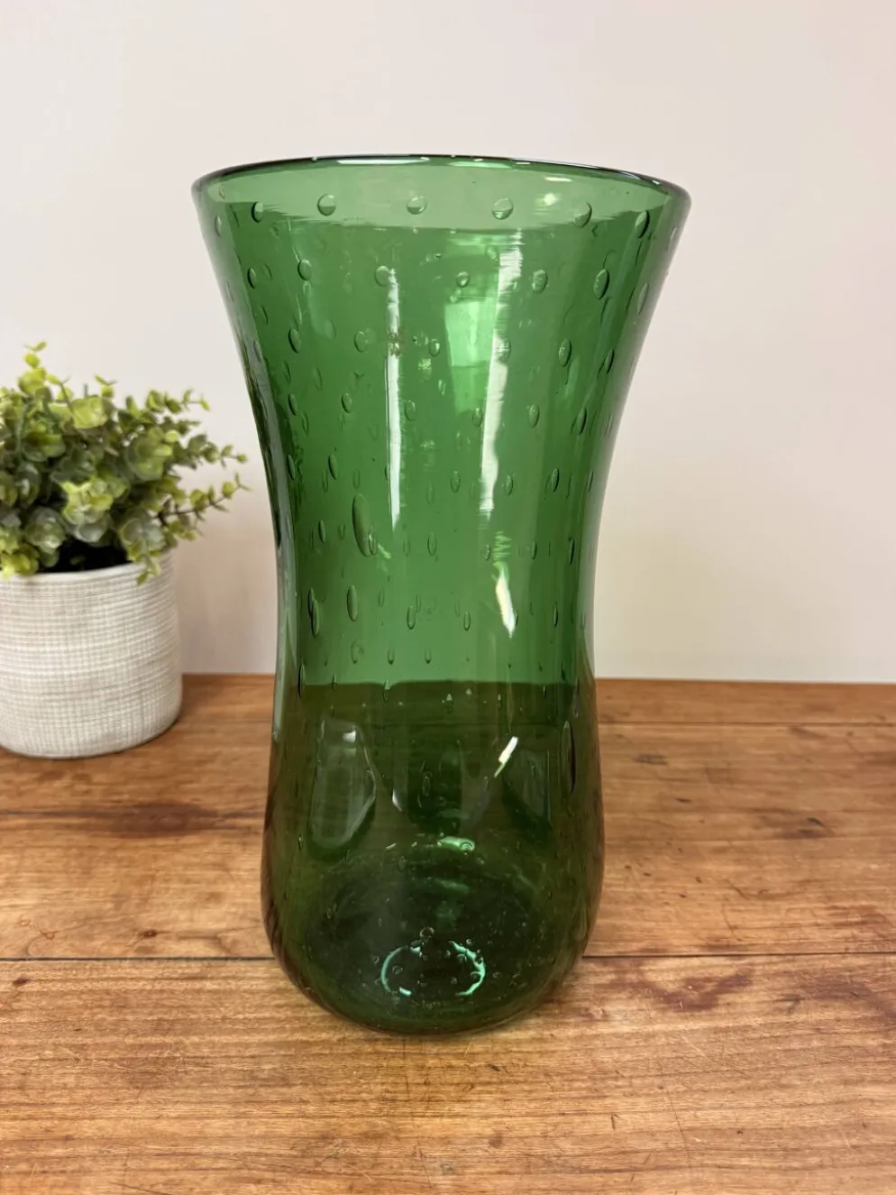 Vase en verre soufflé vert à décor de bulles