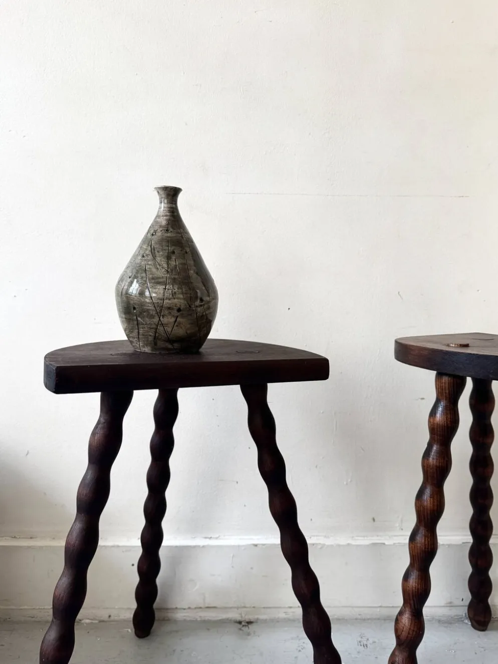 Vase japandi en céramique émaillée et incisée signé au tampon