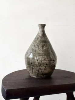 Vase japandi en céramique émaillée et incisée signé au tampon