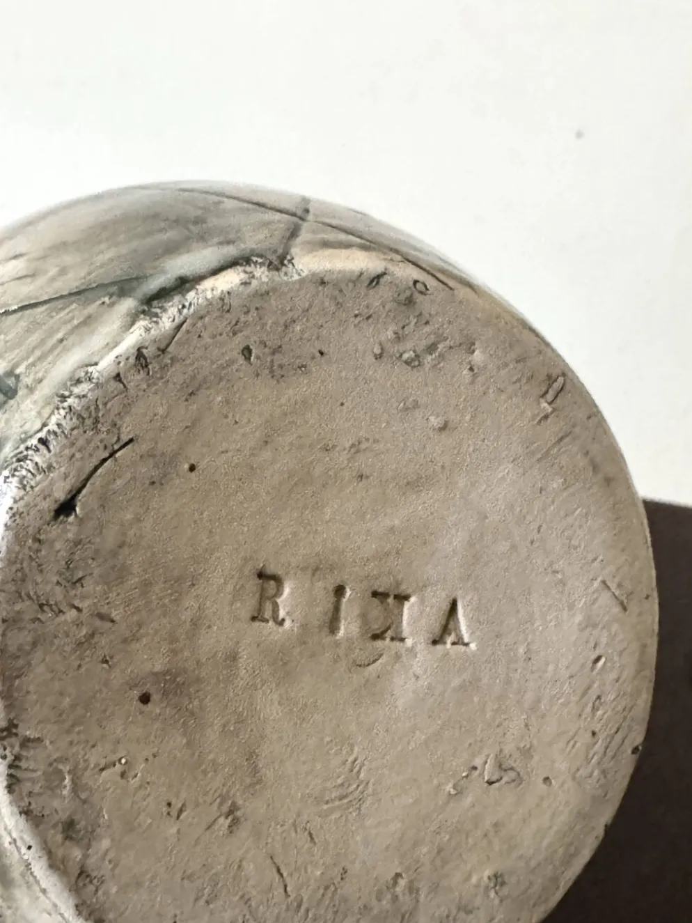 Vase japandi en céramique émaillée et incisée signé au tampon