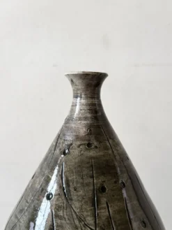Vase japandi en céramique émaillée et incisée signé au tampon