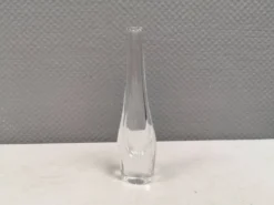 Vase mince transparent en verre cristal d'Örrefors Suède des années 1980.