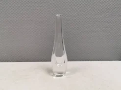 Vase mince transparent en verre cristal d'Örrefors Suède des années 1980.