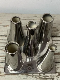 Vase multitubes asymétriques sur socle en céramique argentée, 1970