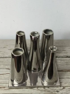 Vase multitubes asymétriques sur socle en céramique argentée, 1970