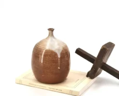 Vase ovoïde à petit col en céramique marron beige et coulures blanches