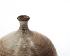 Vase ovoïde à petit col en céramique marron beige et coulures blanches