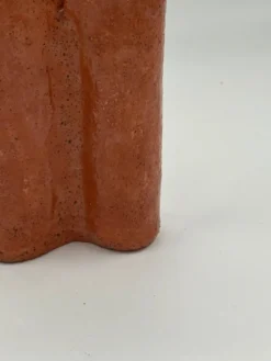 Vase sculptural en céramique d’atelier, terracotta à double bec