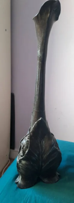 Vase soliflore , de style Art nouveau, motif arum/calla et visages féminins