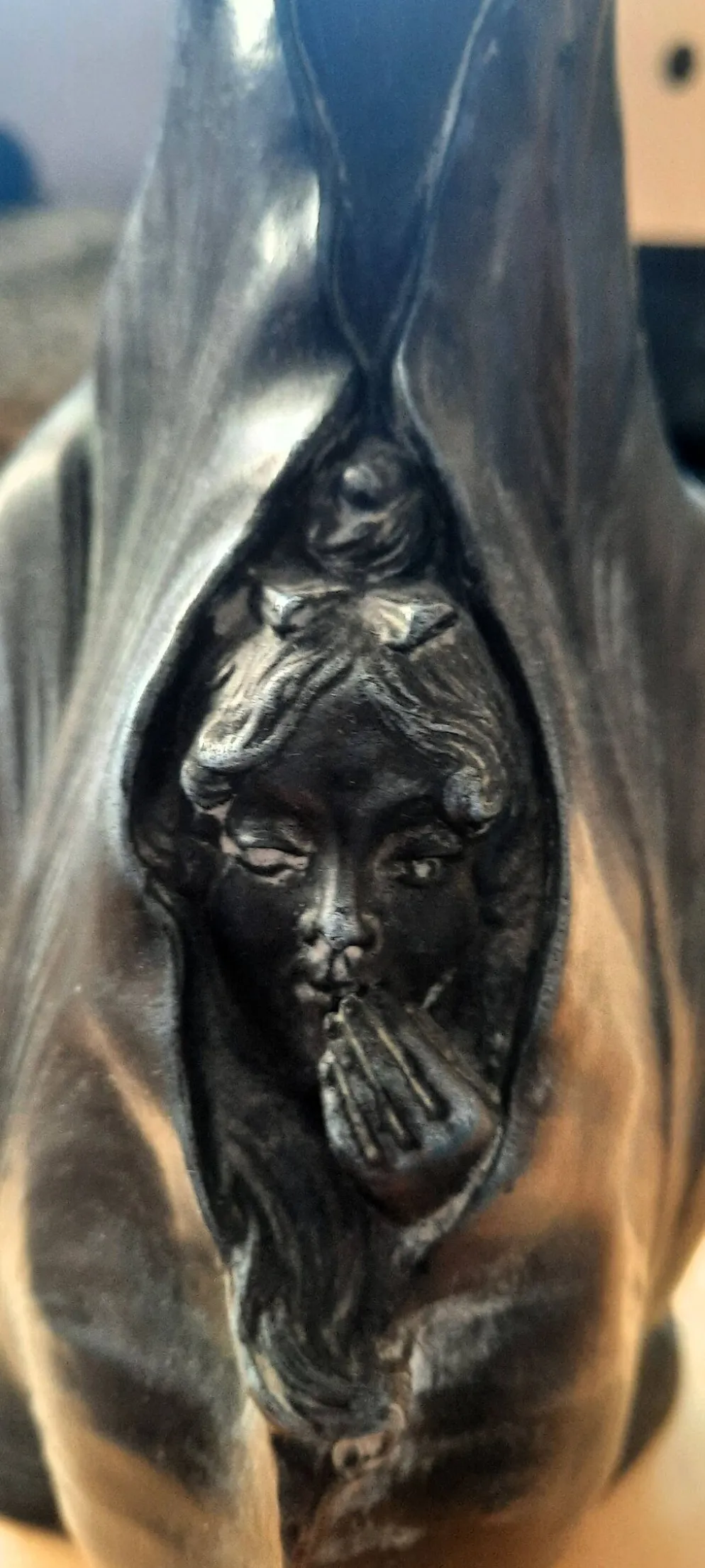 Vase soliflore , de style Art nouveau, motif arum/calla et visages féminins
