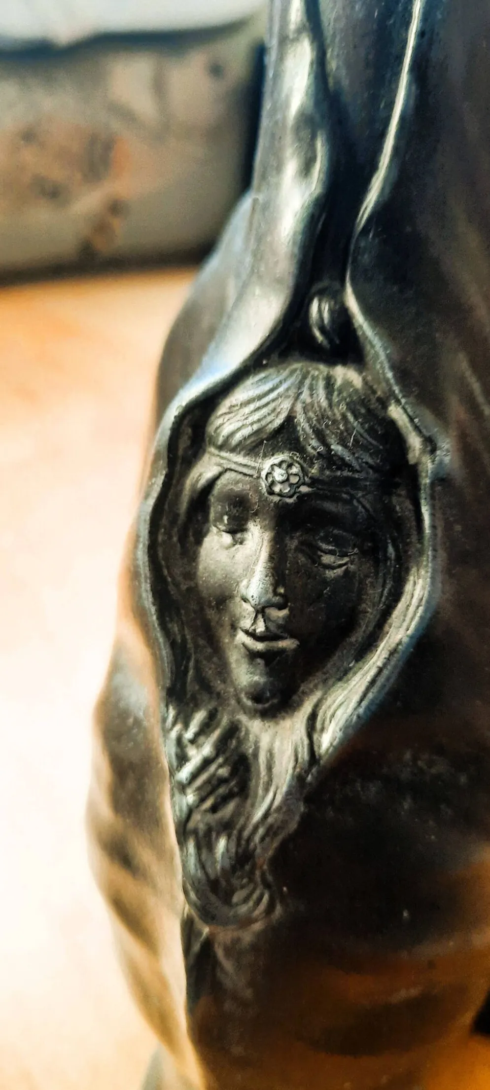 Vase soliflore , de style Art nouveau, motif arum/calla et visages féminins