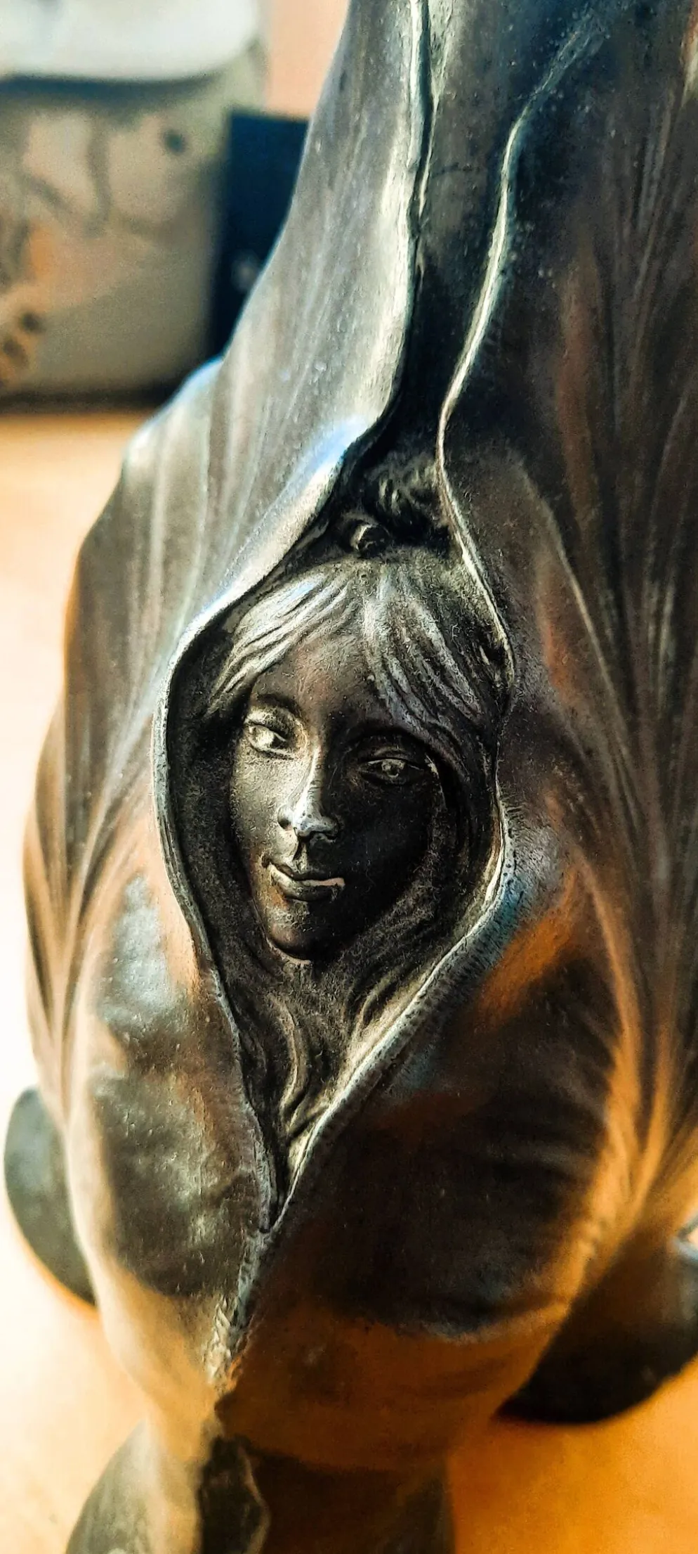 Vase soliflore , de style Art nouveau, motif arum/calla et visages féminins