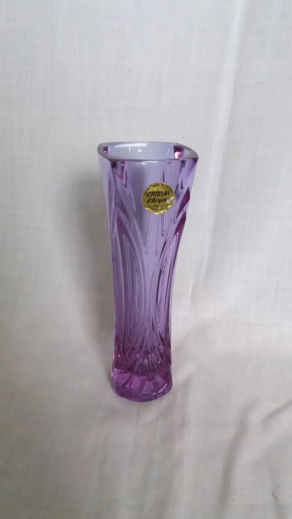 Vase soliflore en cristal violet mauve ciselé, Cristal d’Arques
