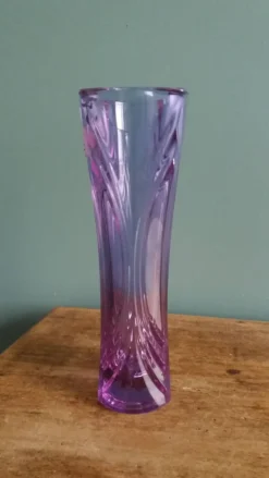 Vase soliflore en cristal violet mauve ciselé, Cristal d’Arques