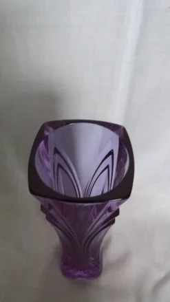 Vase soliflore en cristal violet mauve ciselé, Cristal d’Arques