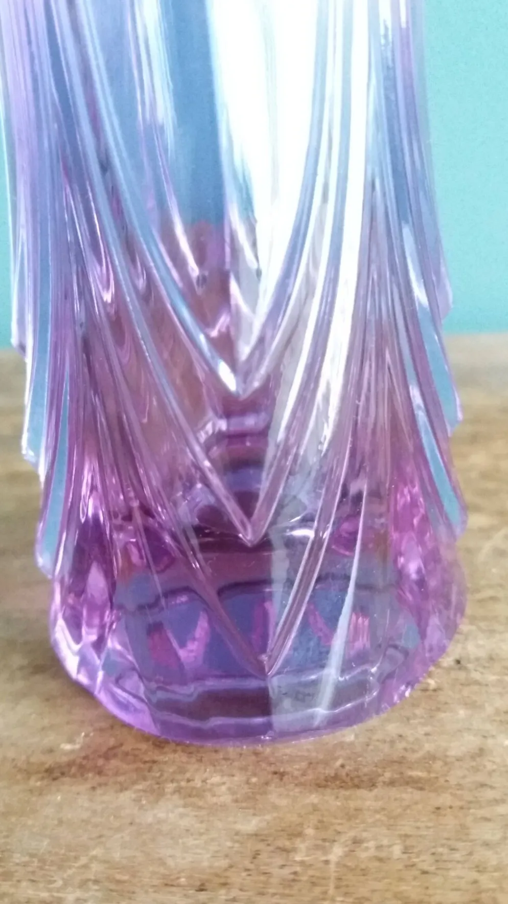 Vase soliflore en cristal violet mauve ciselé, Cristal d’Arques