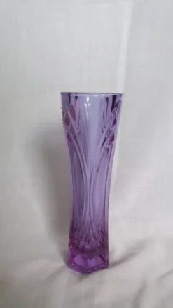 Vase soliflore en cristal violet mauve ciselé, Cristal d’Arques