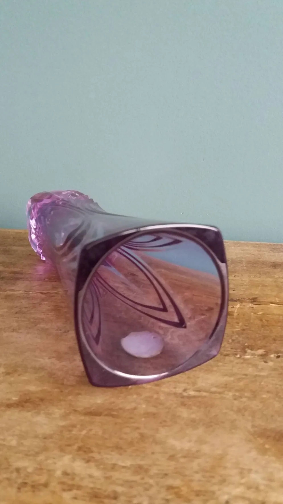 Vase soliflore en cristal violet mauve ciselé, Cristal d’Arques