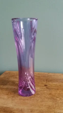 Vase soliflore en cristal violet mauve ciselé, Cristal d’Arques