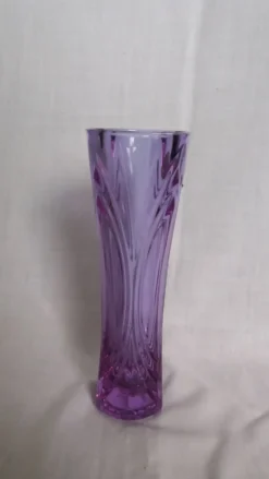 Vase soliflore en cristal violet mauve ciselé, Cristal d’Arques