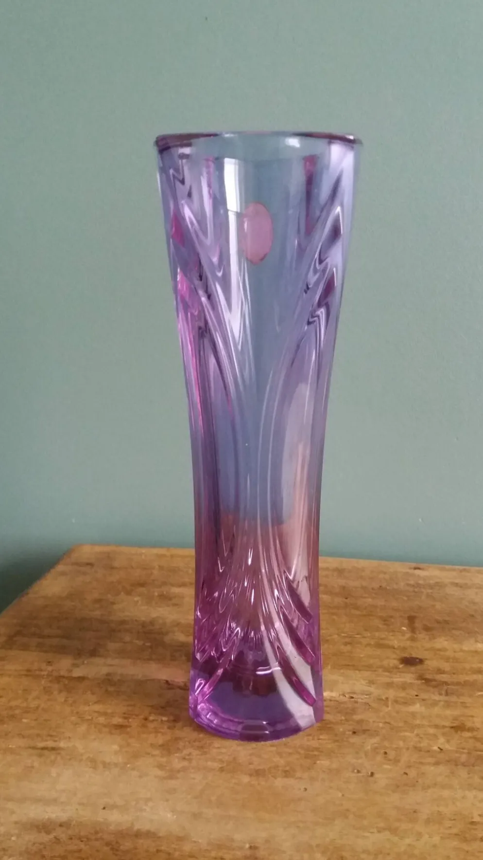 Vase soliflore en cristal violet mauve ciselé, Cristal d’Arques
