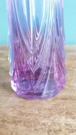 Vase soliflore en cristal violet mauve ciselé, Cristal d’Arques