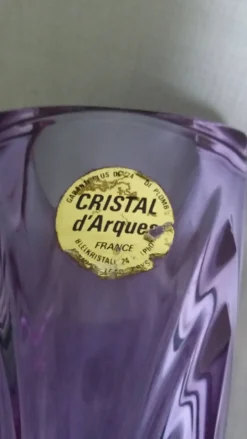 Vase soliflore en cristal violet mauve ciselé, Cristal d’Arques