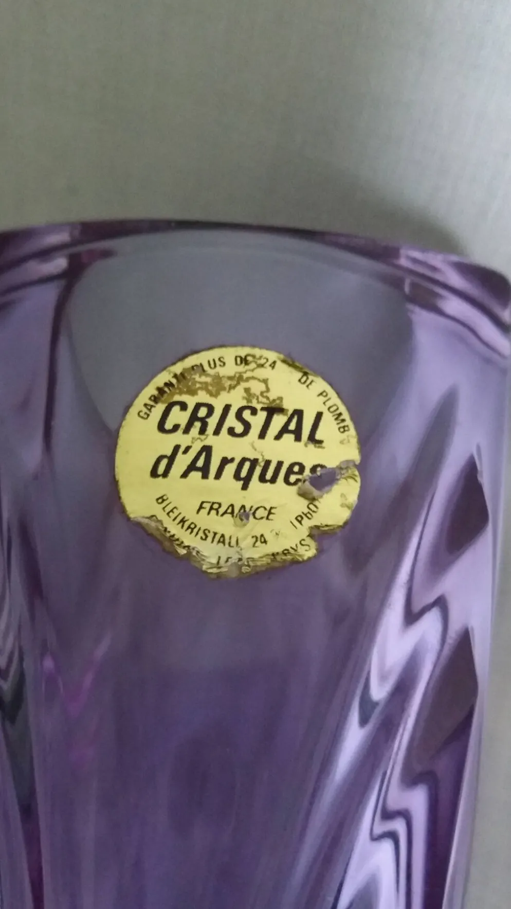 Vase soliflore en cristal violet mauve ciselé, Cristal d’Arques