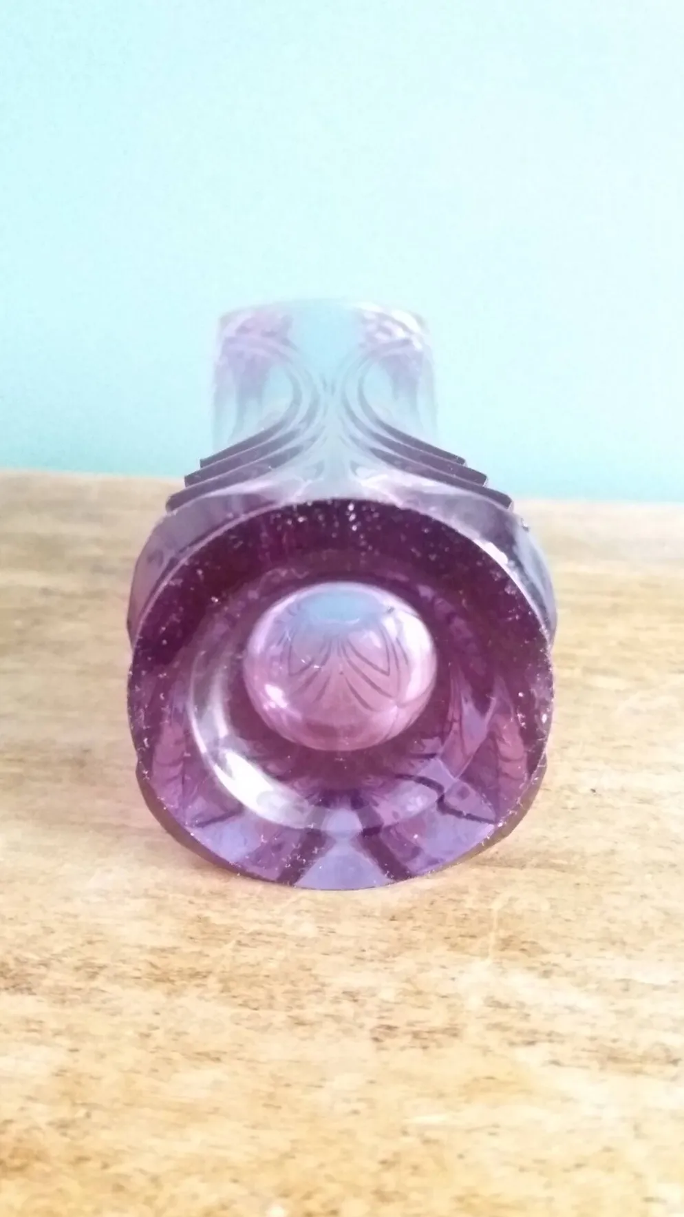 Vase soliflore en cristal violet mauve ciselé, Cristal d’Arques