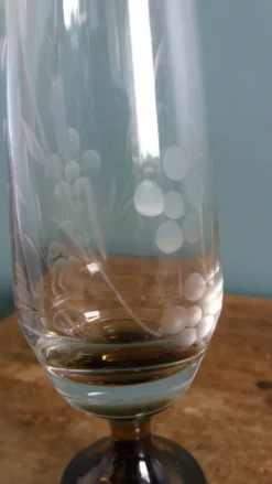 Vase soliflore en verre ciselé et pied en verre fumé