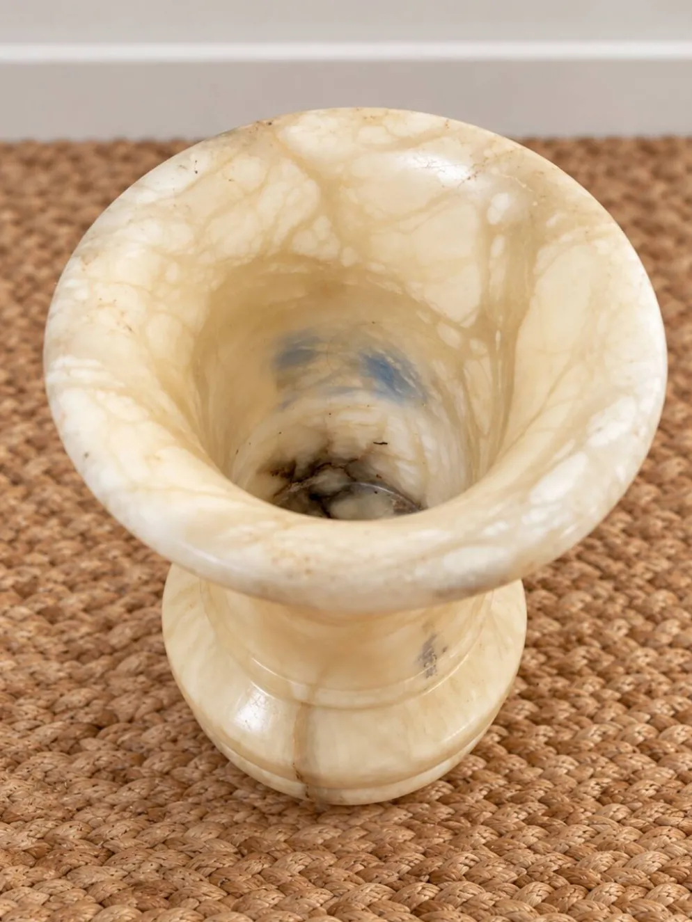 Vase vintage en albâtre à décor floral bleu