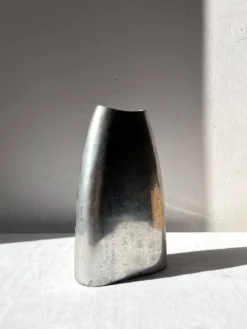 Vase vintage en aluminium brossé et bandes vertes
