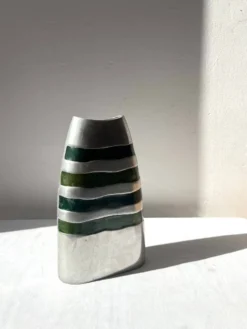 Vase vintage en aluminium brossé et bandes vertes