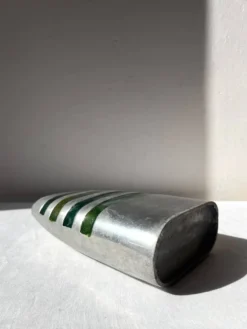 Vase vintage en aluminium brossé et bandes vertes