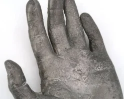 Vide poche en fonte couleur argent moulage d'une main, sculpture années 70