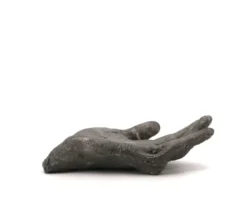 Vide poche en fonte couleur argent moulage d'une main, sculpture années 70